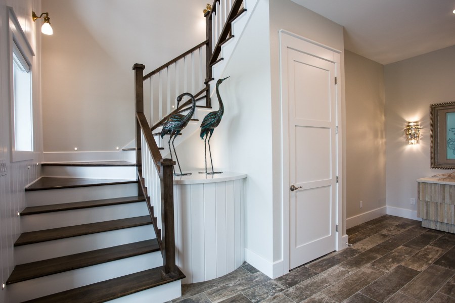 Интерьер прихожей с лестницей
