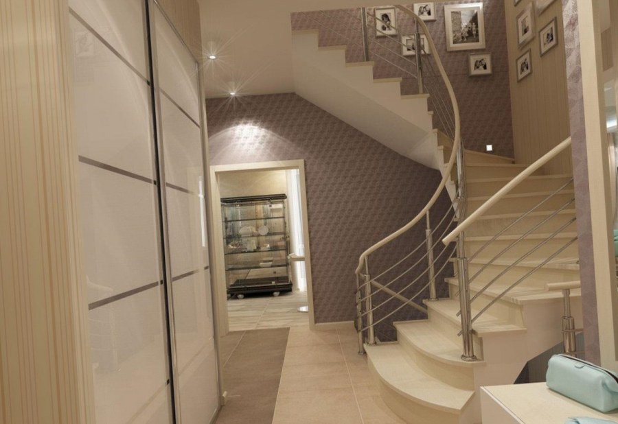 Прихожая с лестницей в частном доме