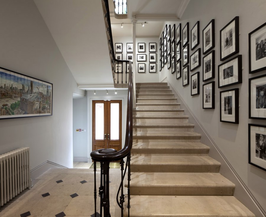 Интерьер прихожей с лестницей