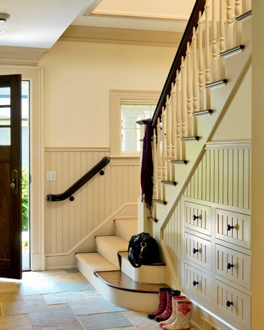 Отделка под лестницей