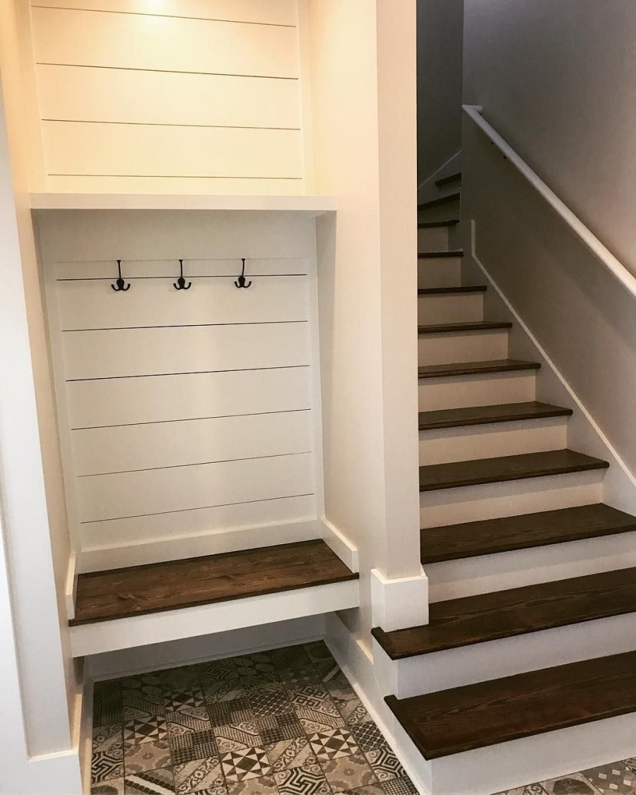 Прихожка под лестницу