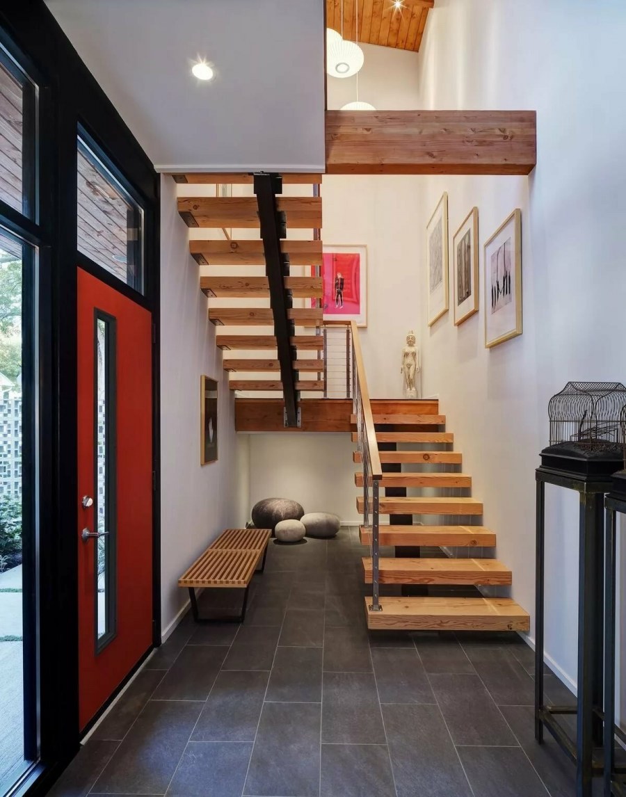 Прихожая с лестницей на второй этаж