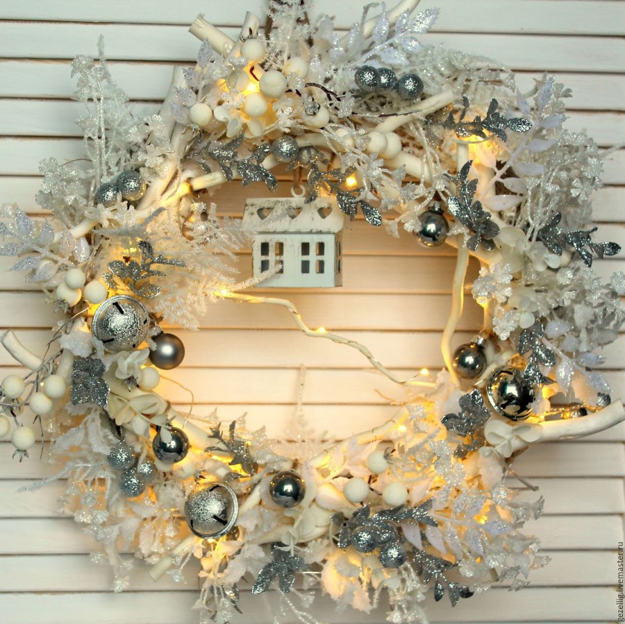 Рождественский венок белый