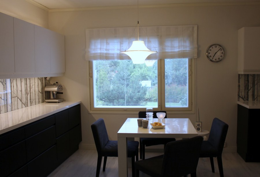 Римская штора на белой глянцевой кухне