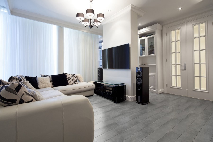 Телевизор в центре комнаты