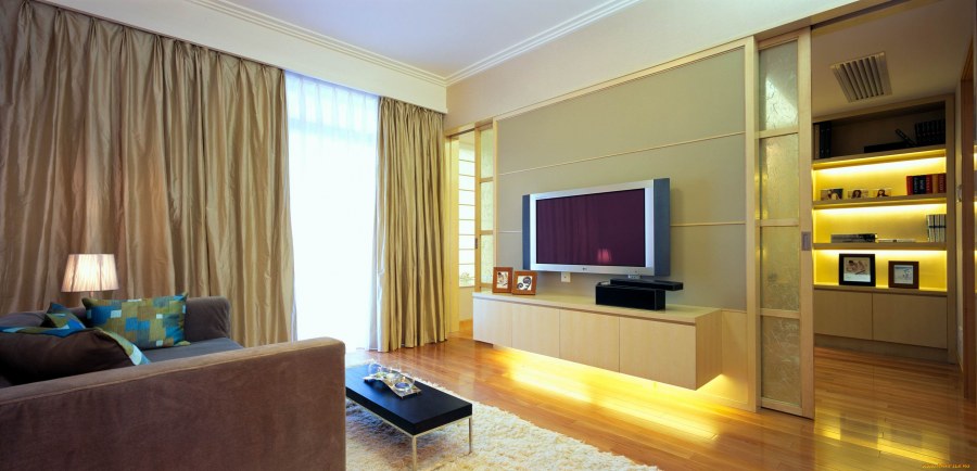 Телевизор на стене со шторами