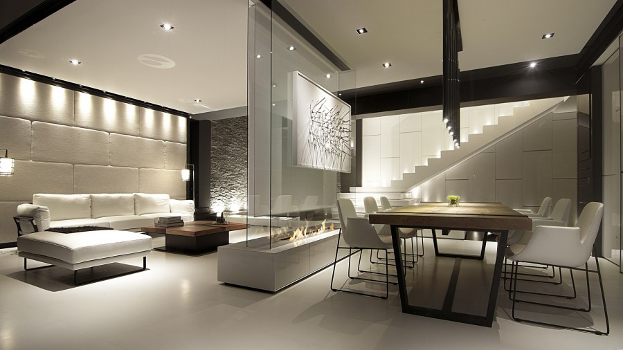 Телевизор на стеклянной перегородке