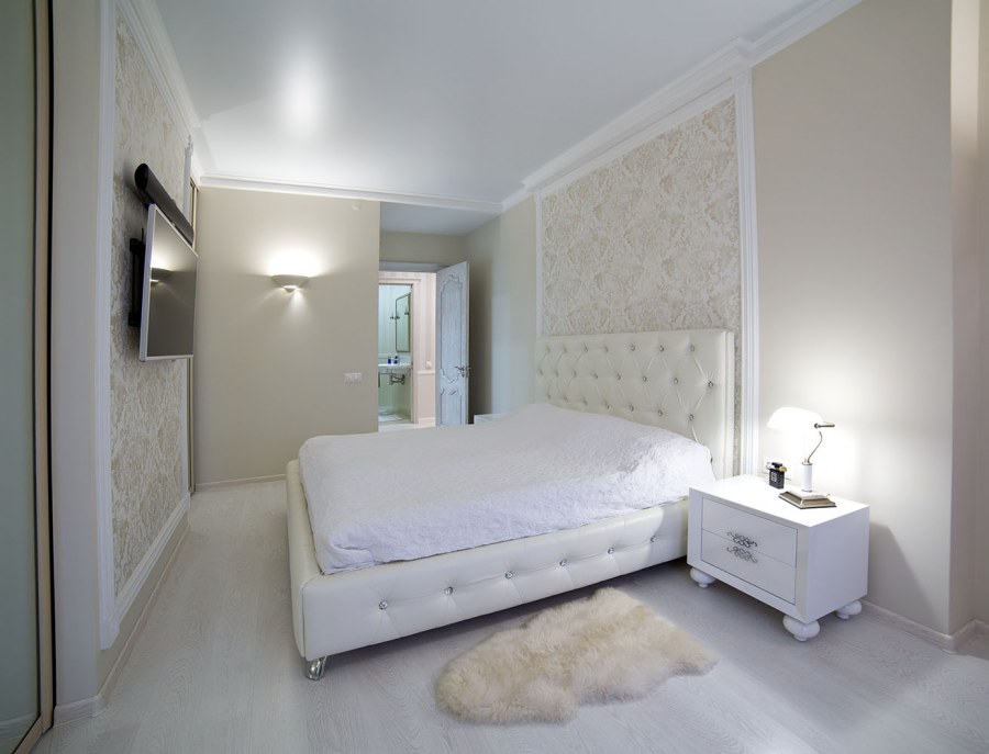 Интерьер спальни в светлых