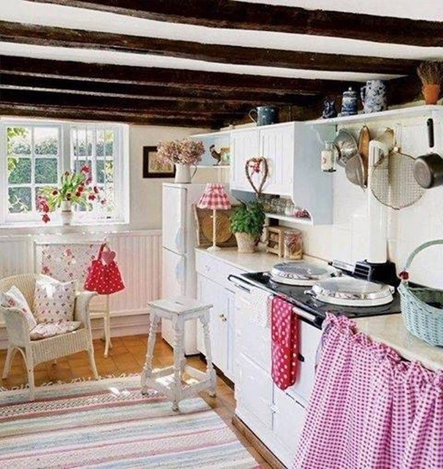 Уютная кухня в деревенском стиле