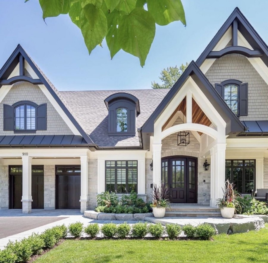 Красивое крыльцо в коттедже