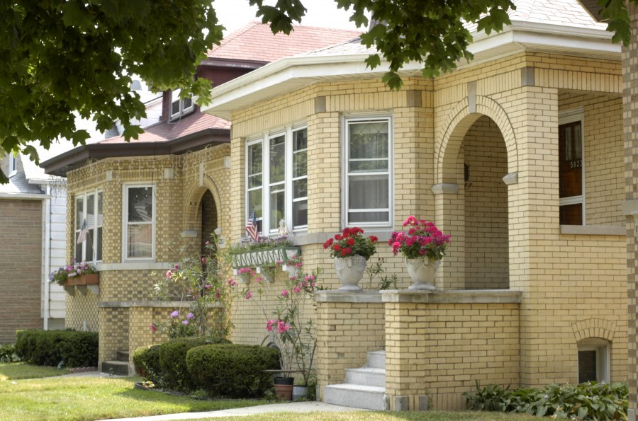 Фасад из красного кирпича