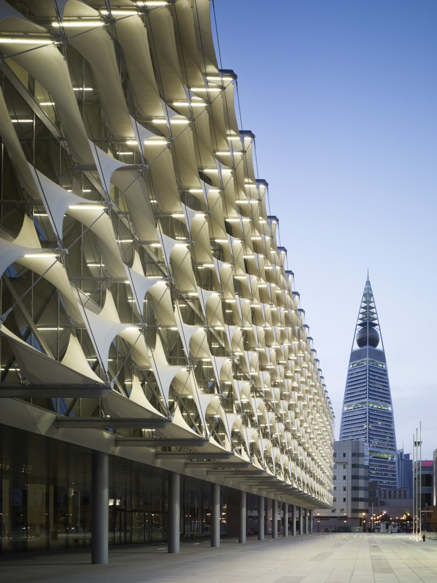 Архитектура с перфорированные панели