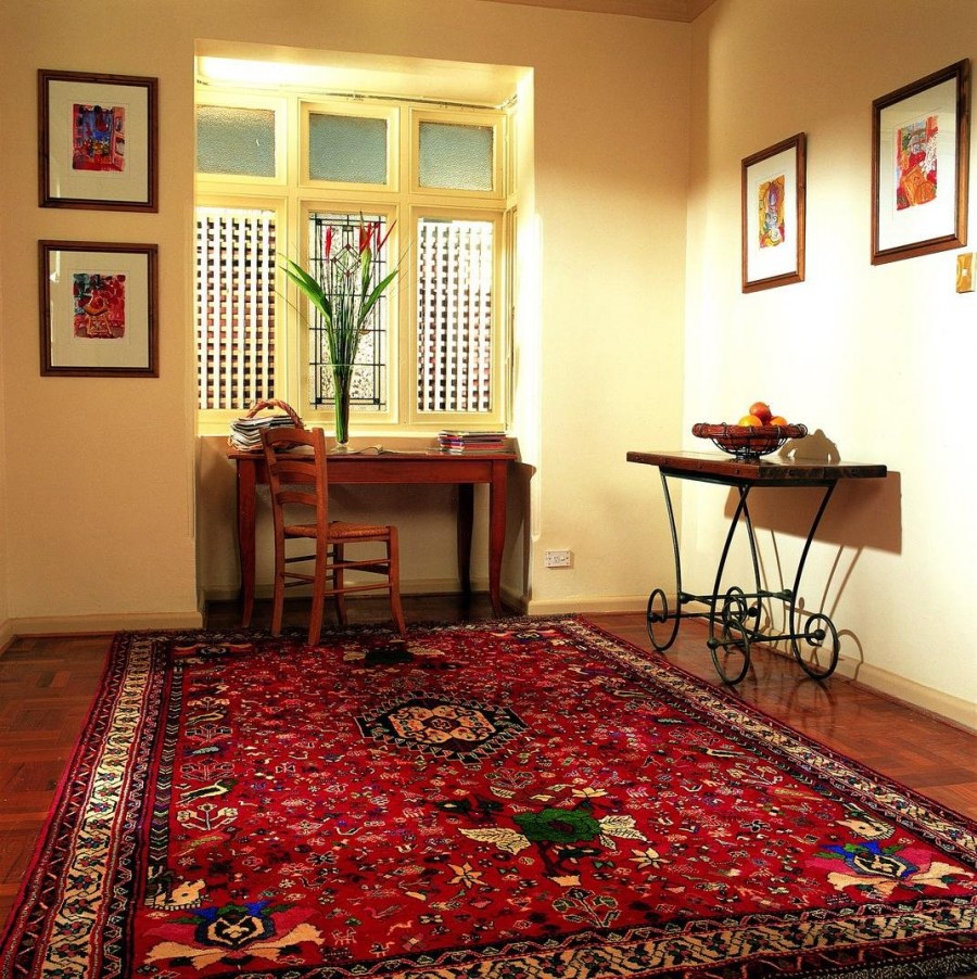 Красный ковер в интерьере гостиной