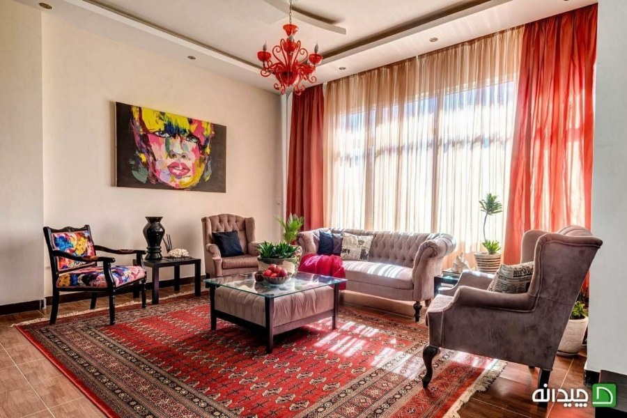 Красный ковер в интерьере гостиной