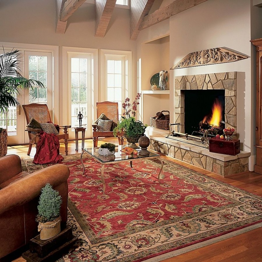 Гостиная с красным ковром