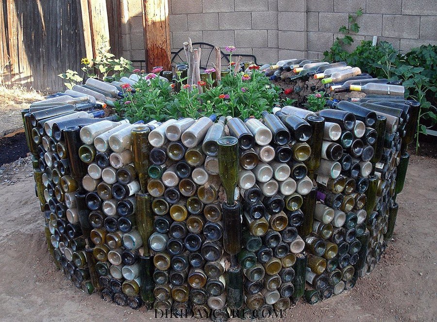 Клумбы из бутылок стеклянных