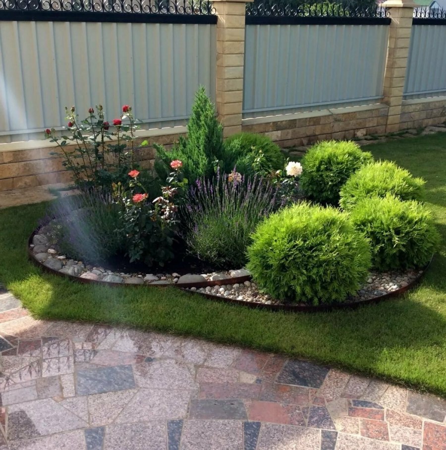 Круглая клумба перед домом