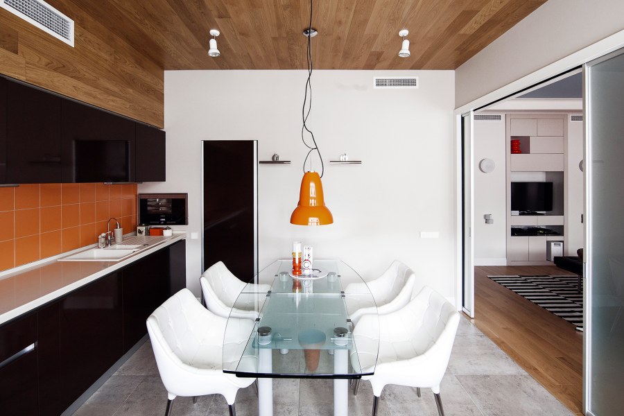 Ламинат на потолке на кухне