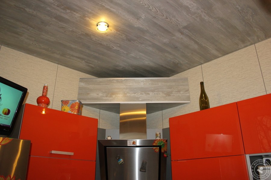 Потолок из ламината на кухне