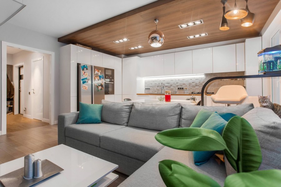 Ламинат на потолке в интерьере кухни