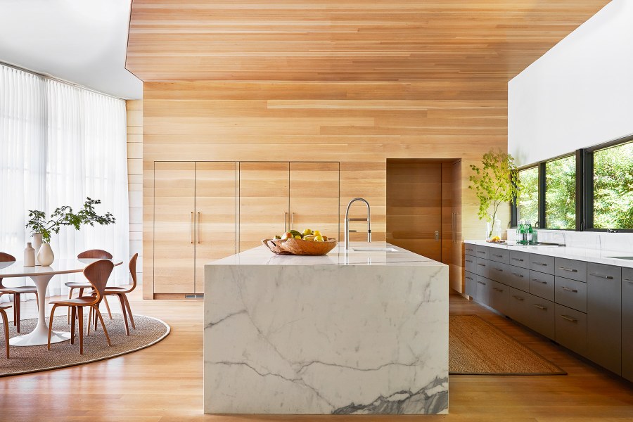 Ламинат на потолке на кухне