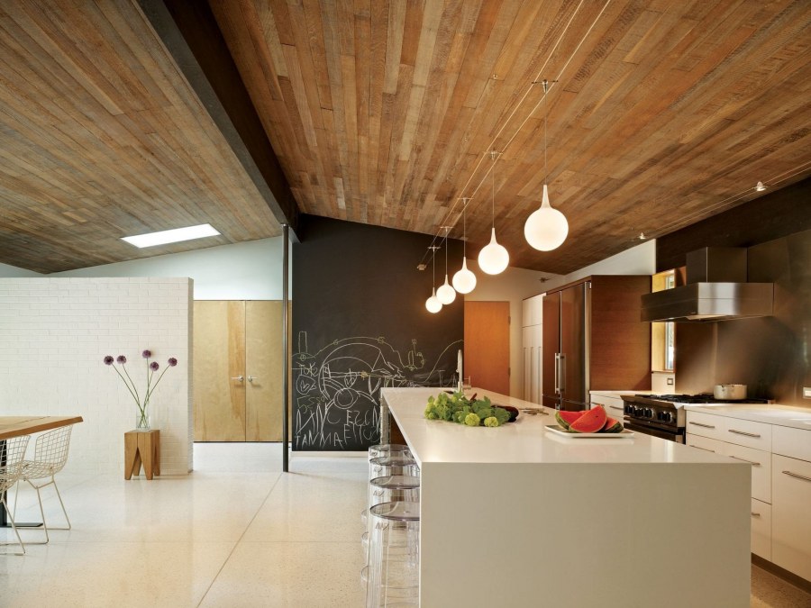 Натяжной потолок под дерево