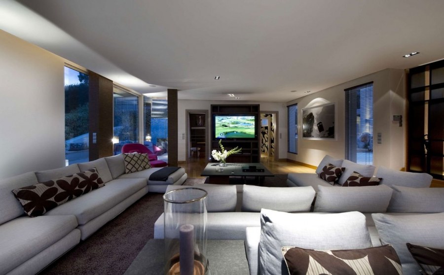 Большая гостиная комната