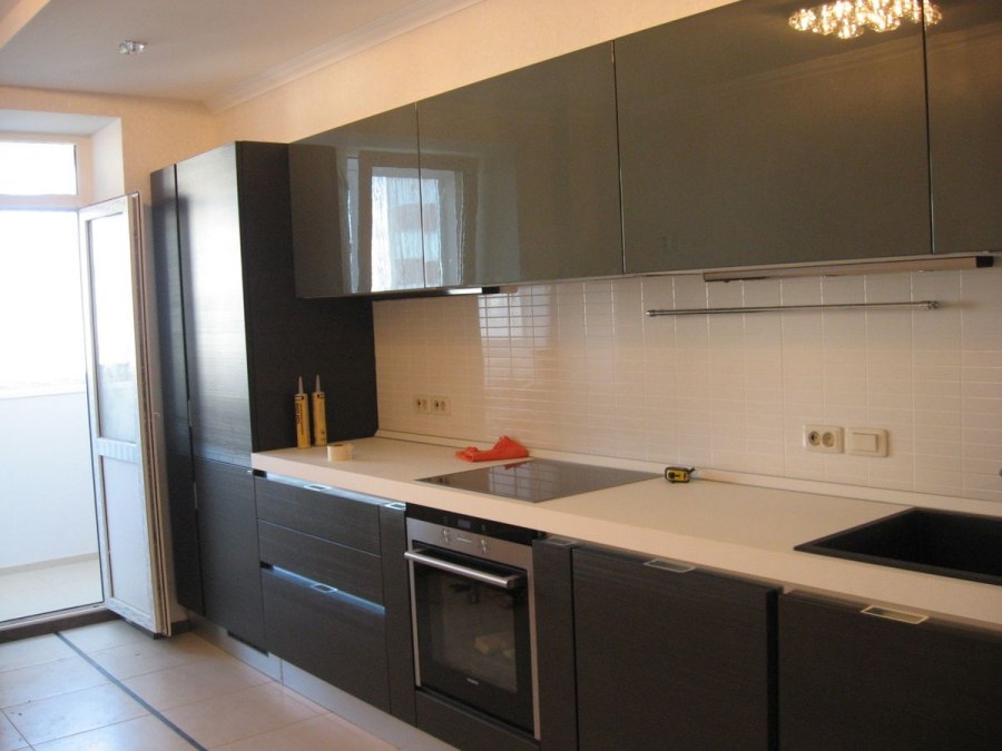 Серо бежевая кухня с черной столешницей