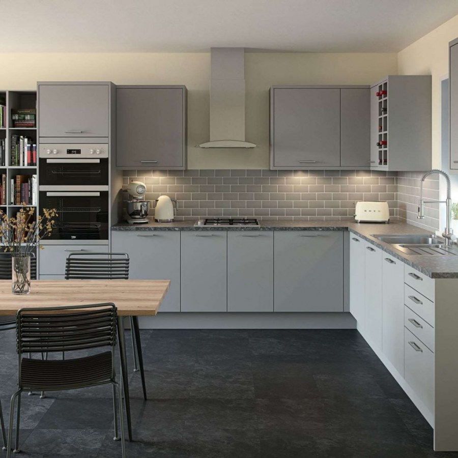 Серая кухня с черной техникой