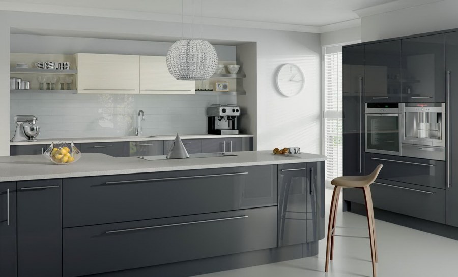 Белая кухня серые стены