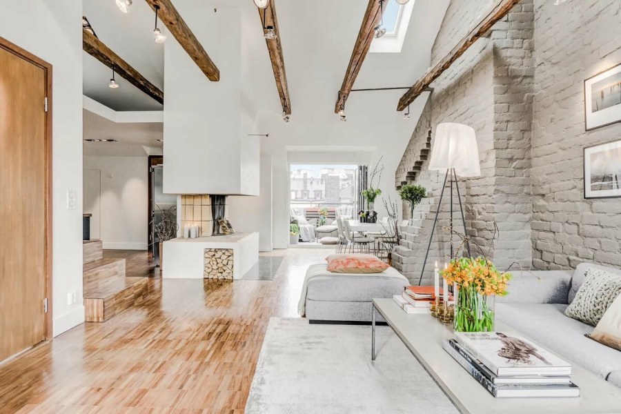 Интерьер в скандинавском стиле с балками