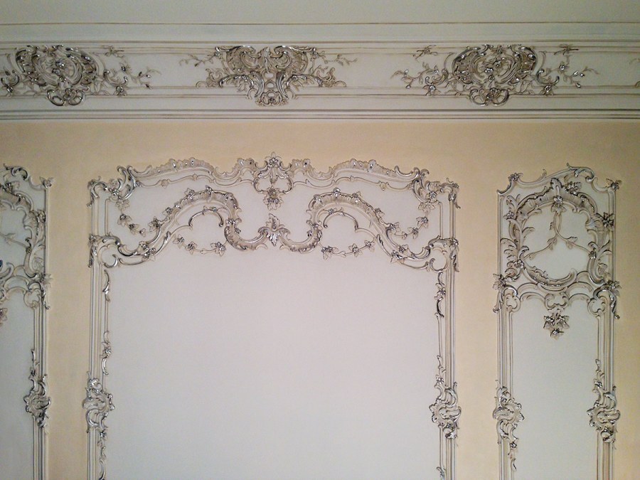 Рамки на стене из лепнины