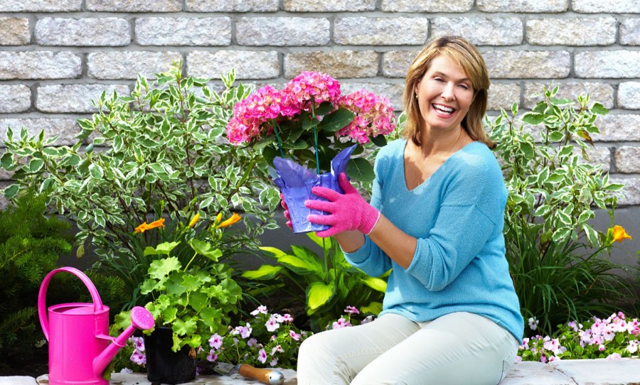 Женщина в саду цветы
