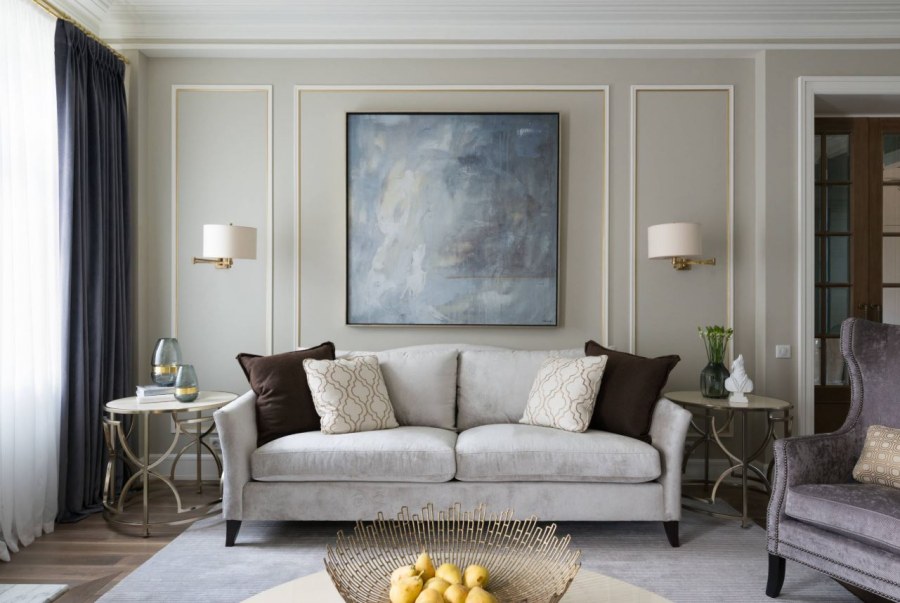 Молдинг в гостиной над диваном