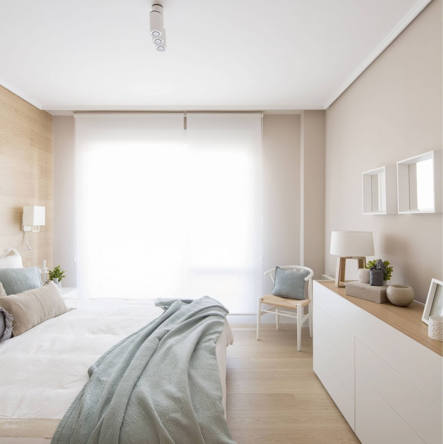 Интерьер спальни в светлых