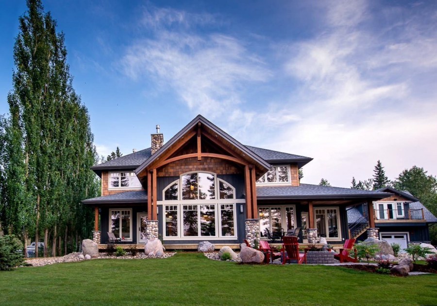 Красивый загородный дом