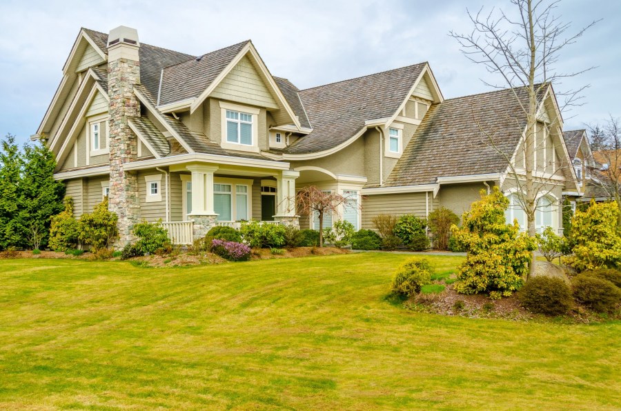 Красивый загородный дом