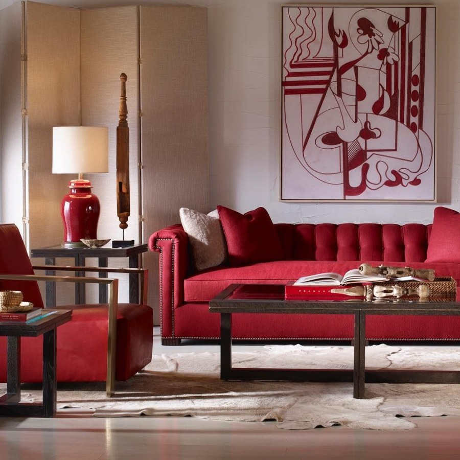 Эклектика с красным диваном