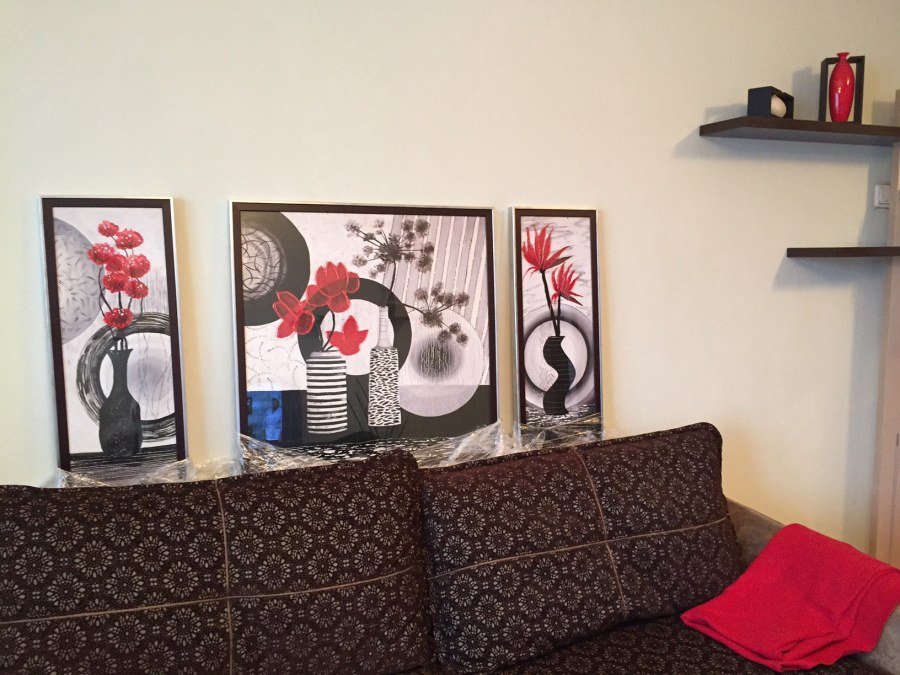 Красный бархатный диван