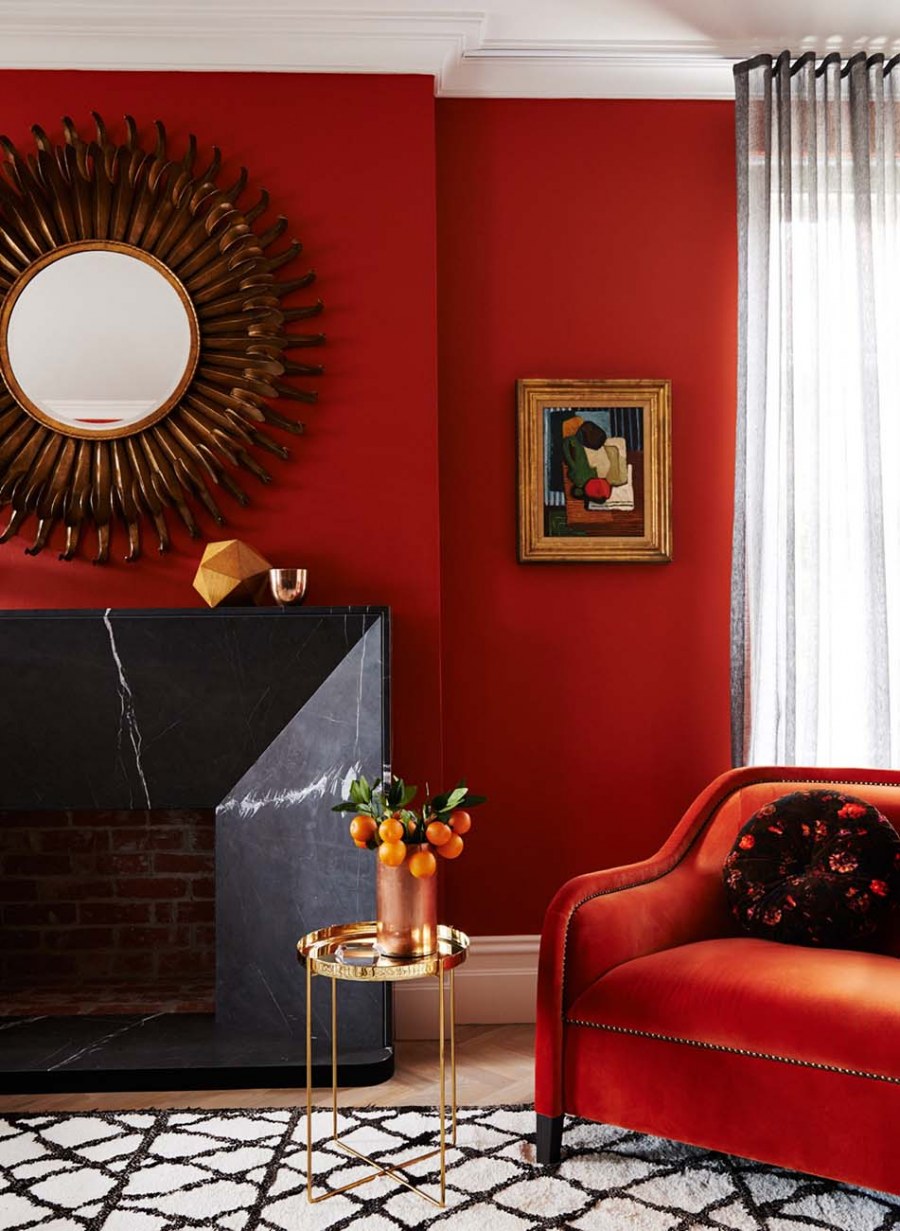 Комната с красным ковром