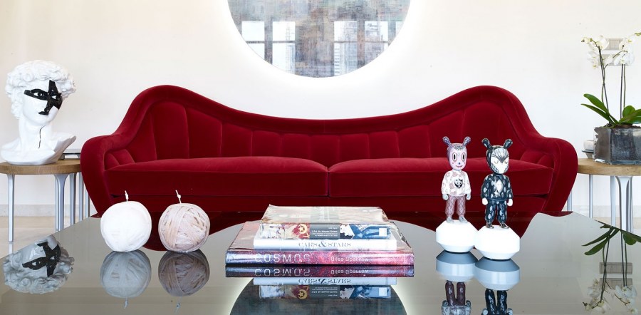 Тренажер черный с красным в интерьере