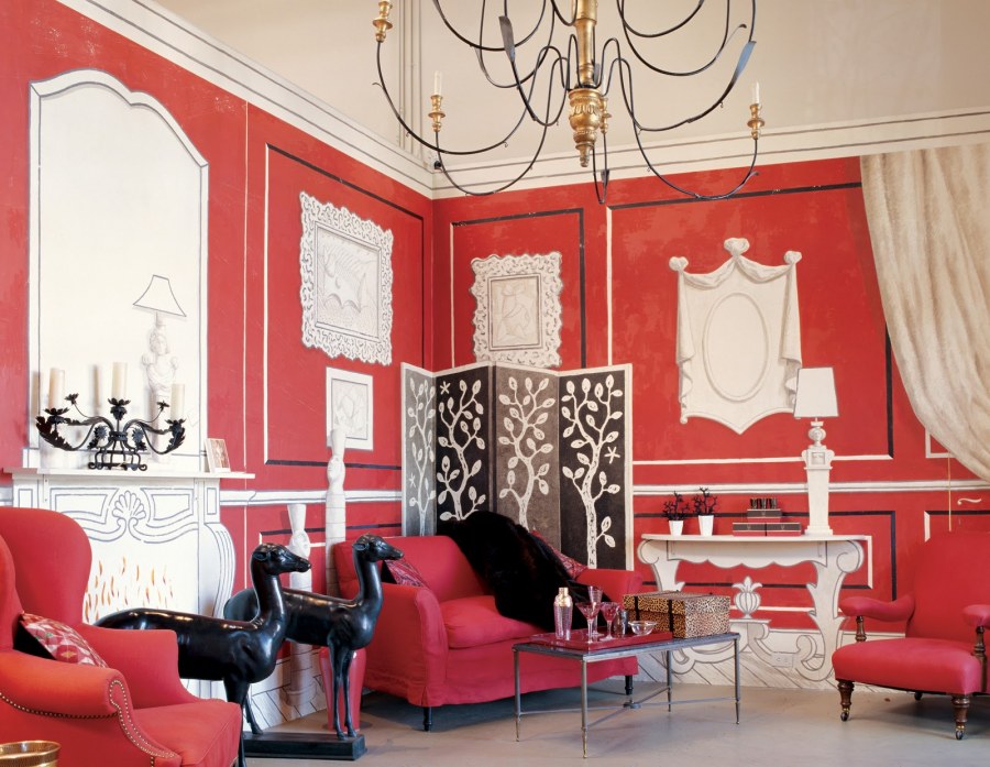 Красная стена с узорами