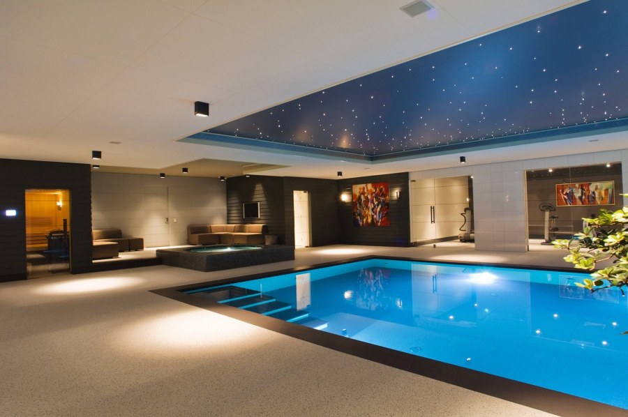 Дом с бассейном в подвале