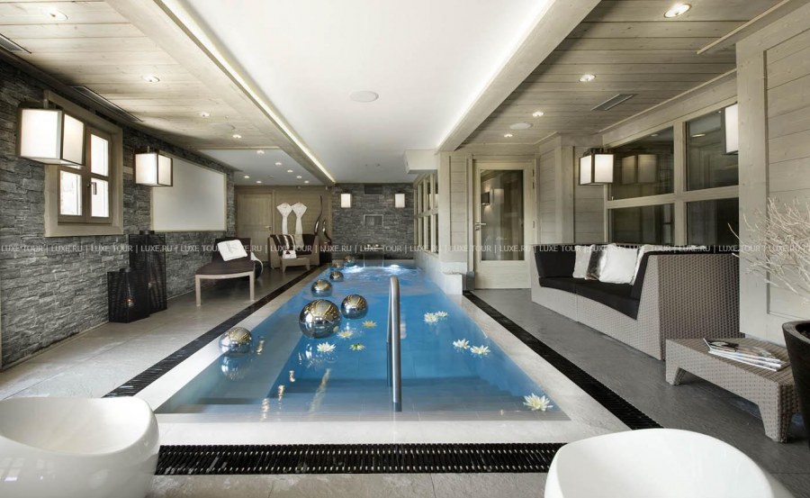 Красивый интерьер бассейна