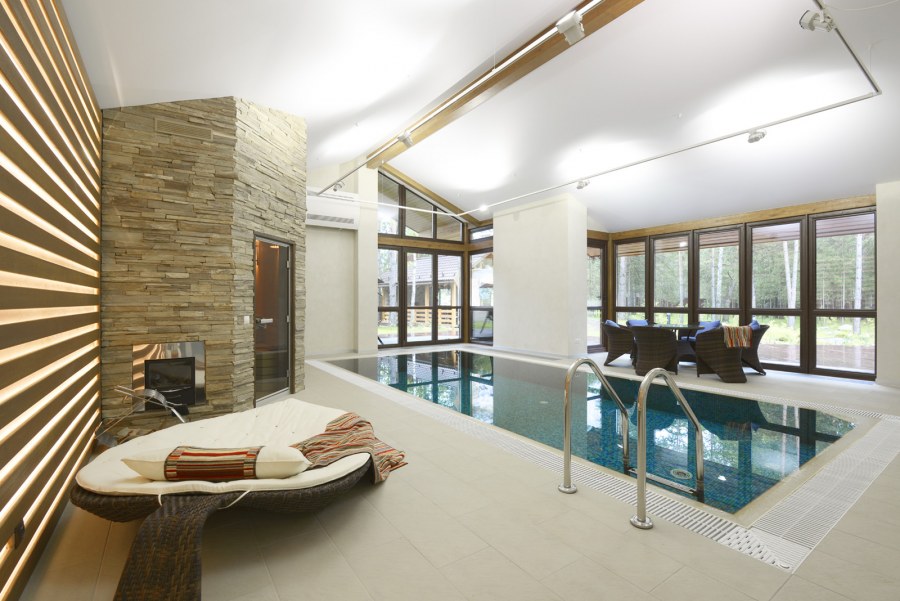 Бассейн с витражными окнами