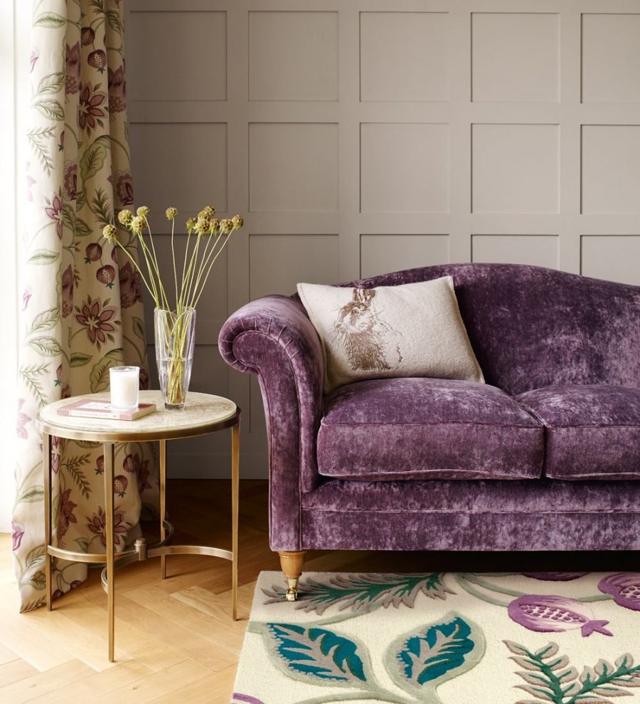 Лавандовый диван в интерьере