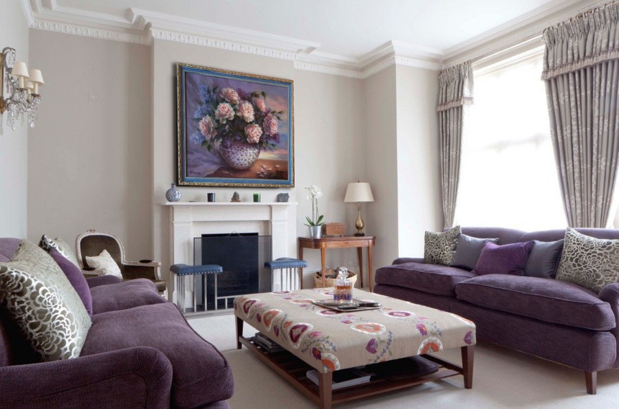 Гостиная с сиреневым диваном