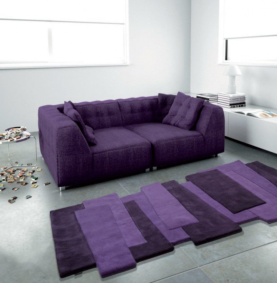 Фиолетовый диван в интерьере