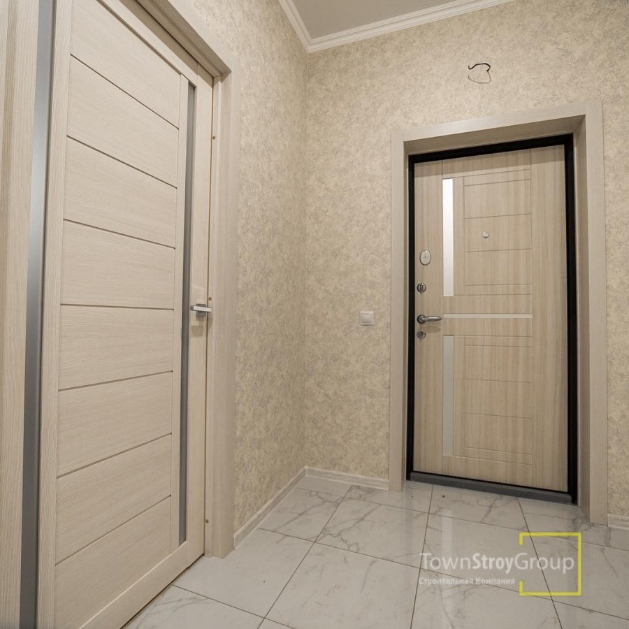 Интерьер прихожей со светлыми дверями