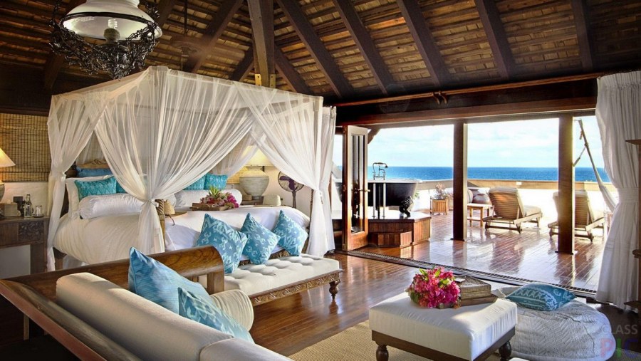 Уютная спальня с видом на море